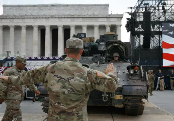 Soldados colocan un tanque frente al Lincoln Memorial. Foto: AP.