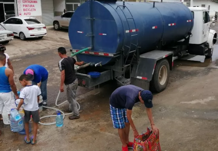 Se mantienen los operativos de suministro de agua potable con el apoyo de diversos estamentos de seguridad. Foto/Eric Montenegro