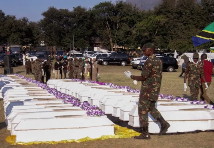 La policía y los oficiales del ejército llevan ataúdes para ser colocados para que los vean sus familiares, en Morogoro,  FOTO/AP