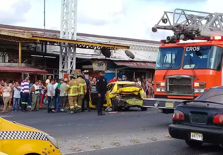 La triple colisión fue a la altura del semáforo de Sabanitas. Foto: Diómedes Sánchez S. 