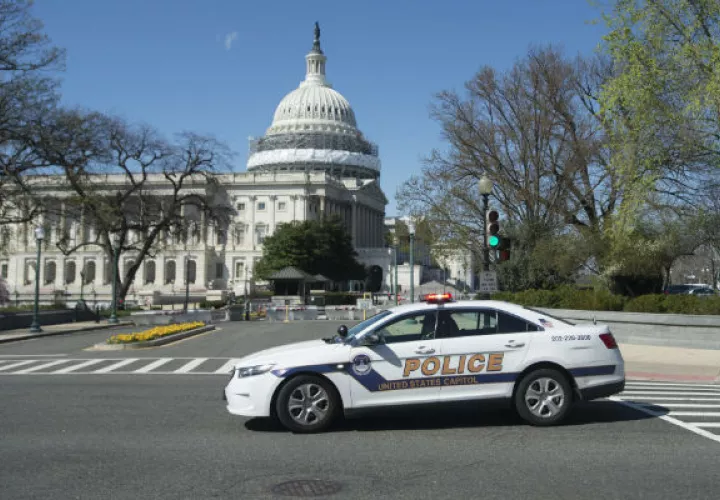 Una patrulla del cuerpo de seguridad del Capitolio vigila. Foto:EFE