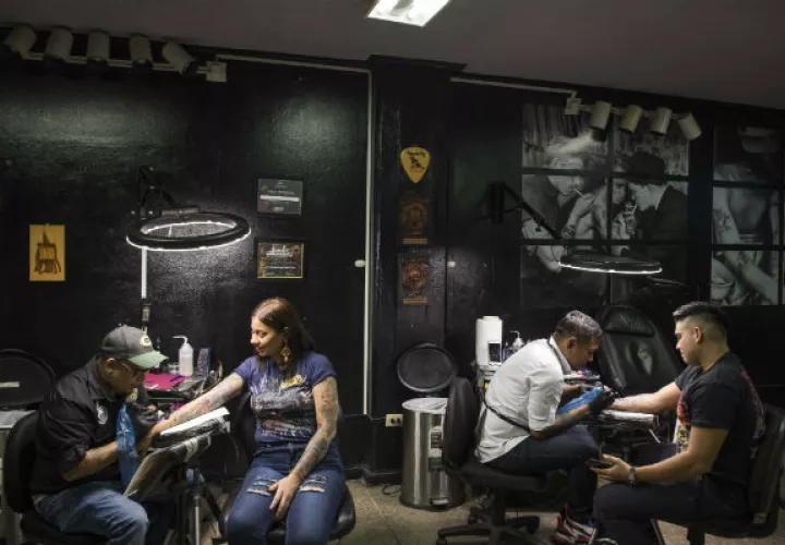 Los tatuajes, antes rasgo identificador de las pandillas violentas, son hoy populares entre ciudadanos comunes. Foto/ Daniele Volpe para The New York Times.