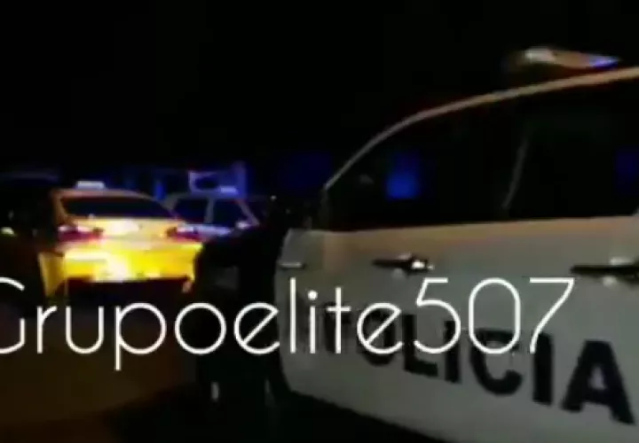 La Policía Nacional llegó al lugar donde fue abandonado el taxi, luego de recibir  una llamada telefónica al 104. 