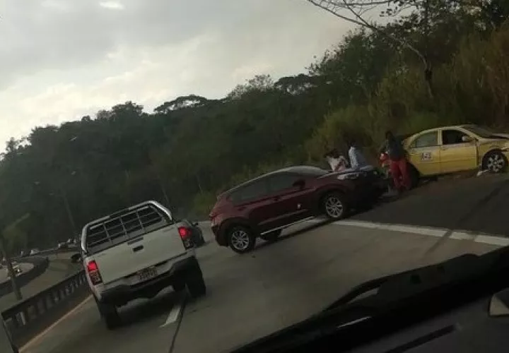 El vehículo de color rojo vino fue abandonado por los dos sujetos que agredieron a una persona dentro de un taxi. Foto @TraficoCPanama