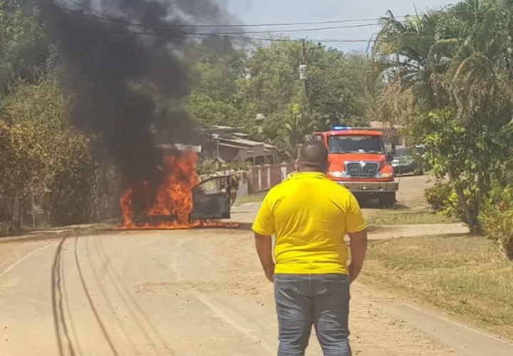Vehículo incendiado. Foto: Melquíades Vásquez. 