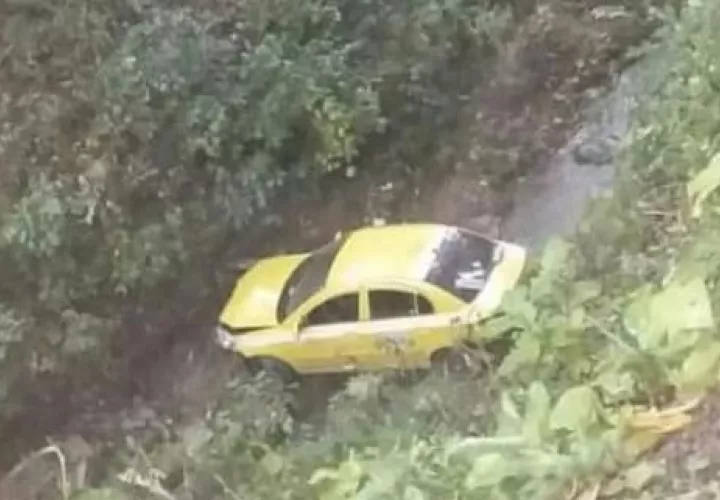 Se distrajo en el manejo y quedó en una quebrada; vivió para contarlo. Foto/Diómedes Sánchez