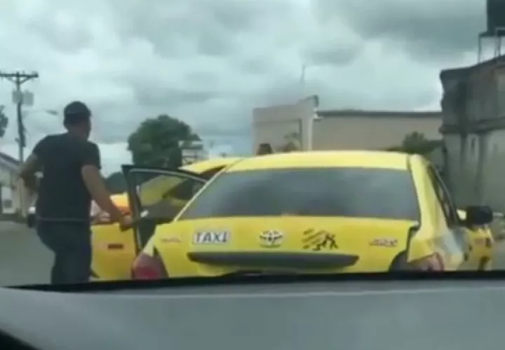 Unidades de la Subdirección de Operaciones del Tránsito en el distrito de David, en la provincia de Chiriquí, ubicaron la noche de este viernes al conductor de un taxi que fue grabado en un video, cuando saca un arma blanca (machete) y agrede a su compañero.
