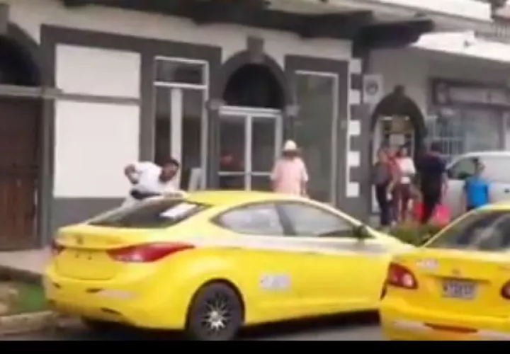 Conductores de Taxis envueltos en riña en la vía pública. Foto/Mayra Madrid