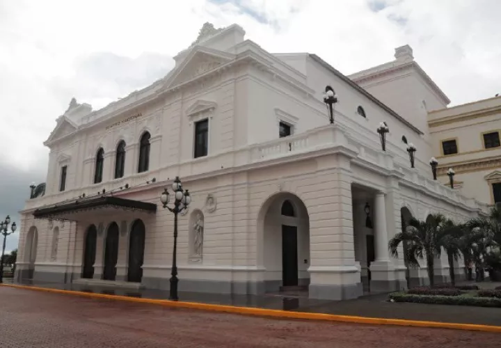 El Teatro Nacional tiene una capacidad de 853 personas.