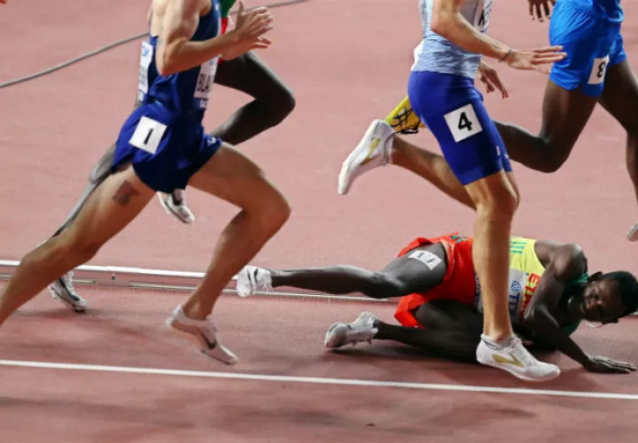 Teddese Lemi se cae en la pista. Foto AP