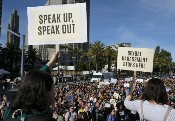Terapeutas dicen que más clientes piden ayuda para desconectarse de ciclo noticioso. Empleados de Google. Foto/ Eric Risberg/Associated Press.