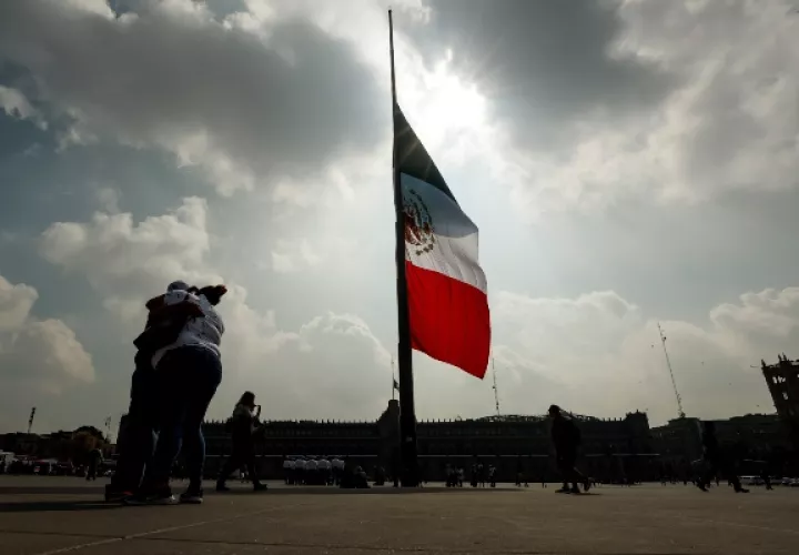  Empleados de Palacio Nacional participan del Simulacro Nacional este jueves, durante la conmemoración de los 34 años del sismo del 19 de septiembre de 1985 y los dos años del de 2017, en Ciudad de México. FOTO/EFE