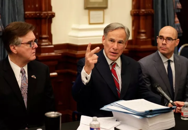  El gobernador de Texas Greg Abbott, generó polémica al conocerse sobre un escrito que promueve la violencia. FOTO/AP