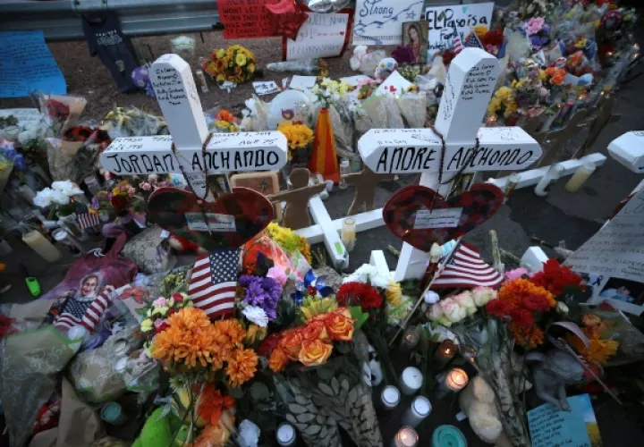 Las cruces llevan los nombres de las personas asesinadas en un Walmart en El Paso, Texas. FOTO/AP