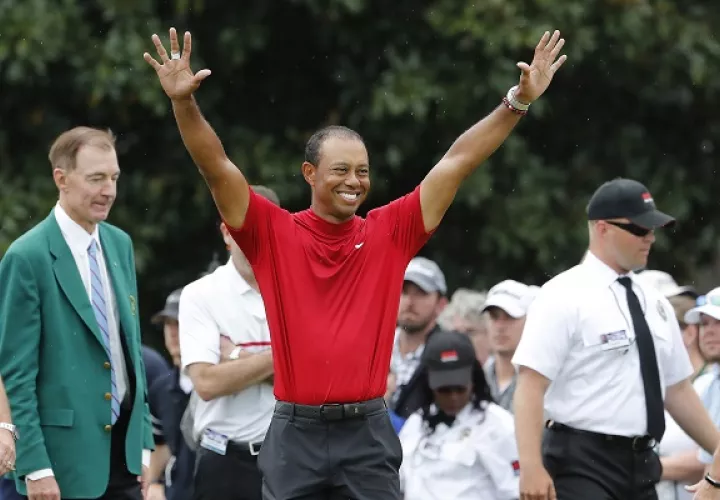 Tiger Woods ganó el domingo su major número 15.