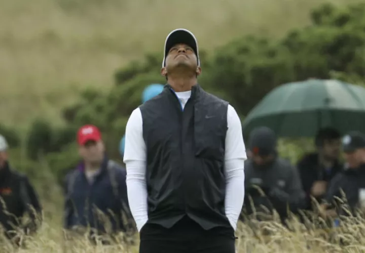  Tiger Woods mira al cielo en el hoyo 17 Foto AP