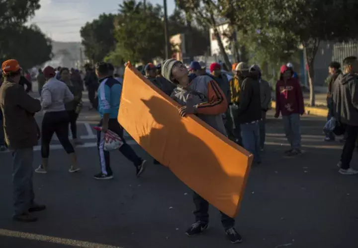 La presión sobre los migrantes que llegaron a Tijuana alcanzó su mayor nivel durante esta semana con las protestas de centenares de residentes que consideran que su presencia les afectará en su vida cotidiana. FOTO/AP