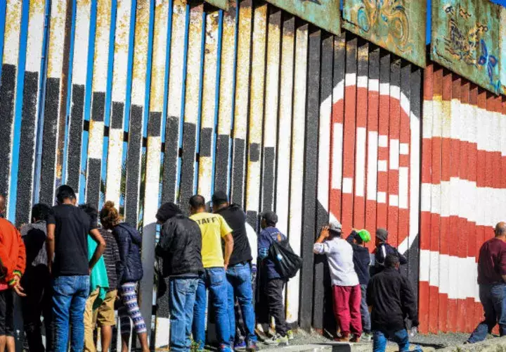 Migrantes ya se congregan en la valla fronteriza Tijuana-EE.UU. Foto: EFE.
