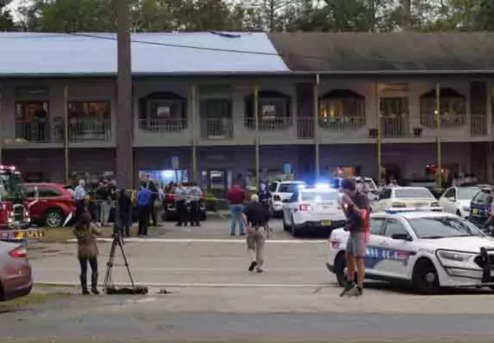 Los investigadores de la policía trabajan en la escena de un tiroteo el viernes 2 de noviembre de 2018 en Tallahassee, Florida. Un tirador mató a una persona e hirió de gravedad a otras cuatro personas en un estudio de yoga en la capital de Florida antes de suicidarse el viernes, dijeron las autoridades. FOTO/AP