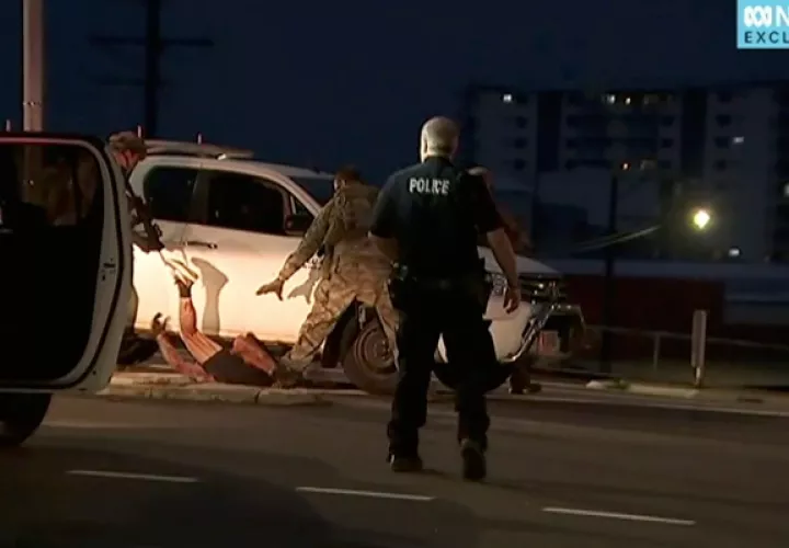  la policía procede a detener a un sospechoso en el suelo junto a un camión. FOTO/AP blanco, en Darwin, Australia