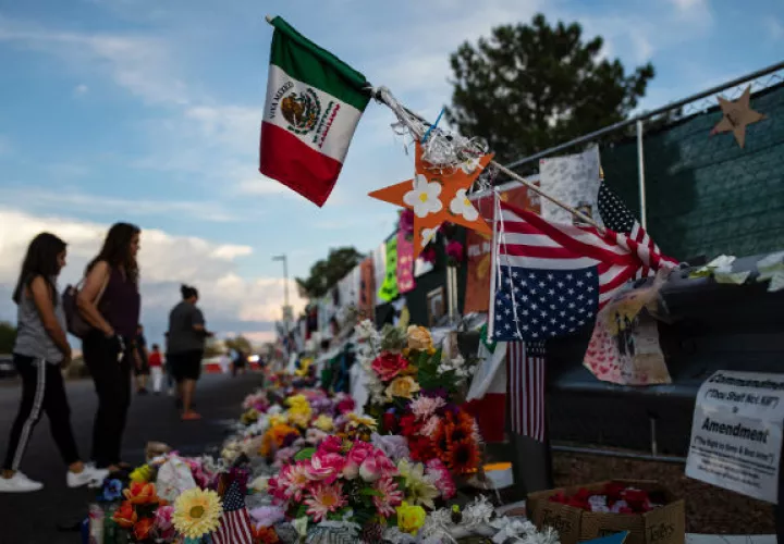 Banderas mexicanas en El Paso en honor a las víctimas de un tiroteo. Foto/ Tamir Kalifa para The New York Times.