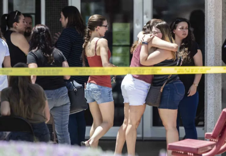 Familiares de víctimas del tiroteo se abrazan en El Paso, Texas. Foto: AP. 