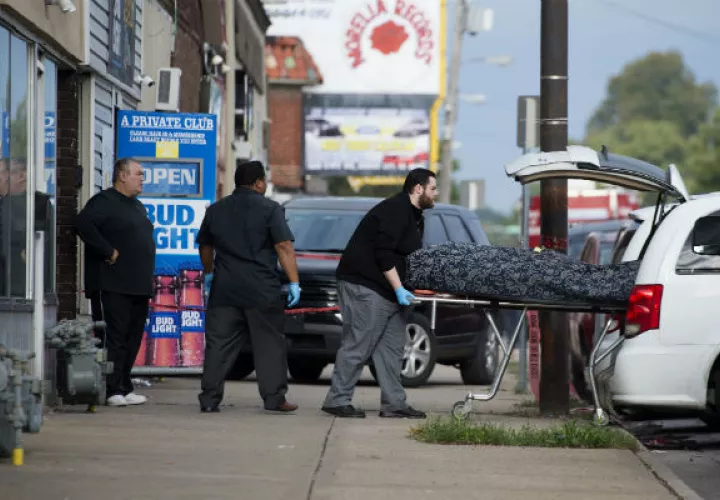Un policía en la escena del tiroteo en el Tequila KC Bar en Kansas City. Foto: AP. 