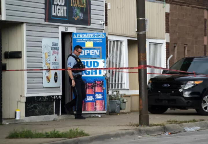 Un policía en la escena del tiroteo en el Tequila KC Bar en Kansas City. Foto: AP. 