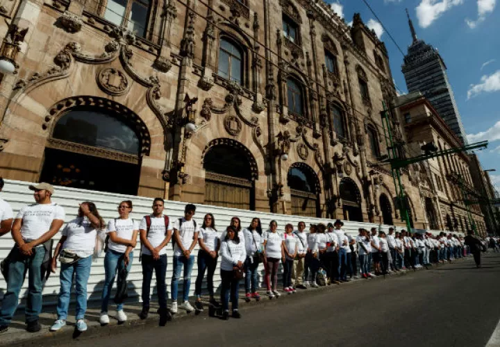 Estudiantes y sobrevivientes de la masacre de 1968 marchan en Ciudad de México. Foto: EFE.