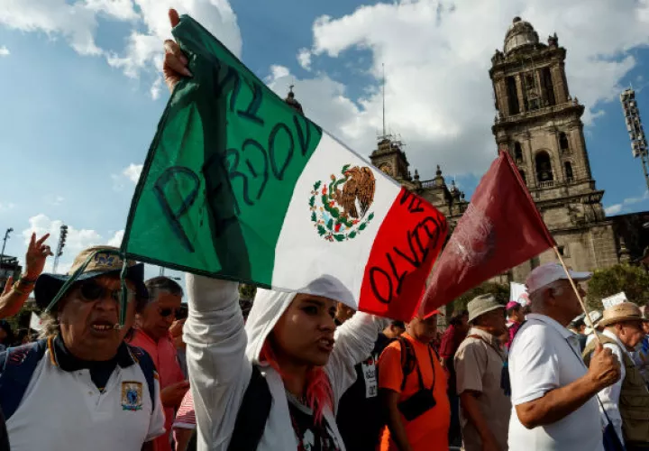 Estudiantes y sobrevivientes de la masacre de 1968 marchan en Ciudad de México. Foto: EFE.