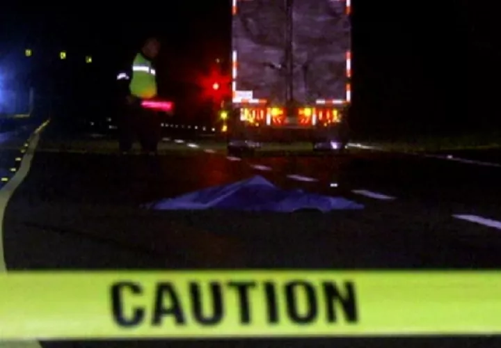 La policía de tránsito realiza las investigaciones para ubicar al conductor responsable de este hecho que se dio a la fuga, al momento del atropello. Foto/Mayra Madrid