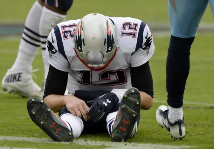 Tom Brady, sucumbió a la defensiva de los Titans de Tenessee. Foto:AP