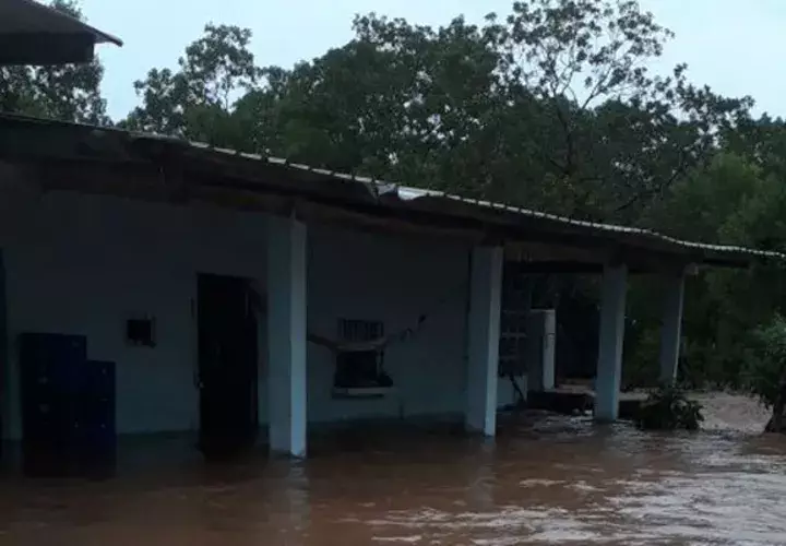 Por las intensas lluvias dos vados colapsaron. Foto/Thays Domínguez
