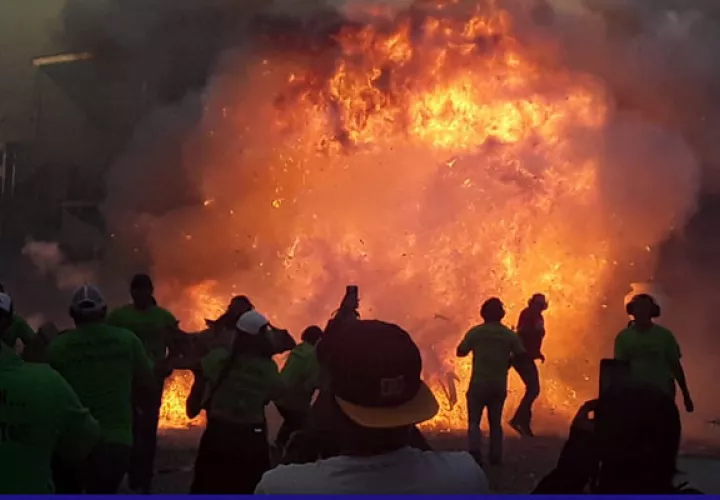 Las tunas midieron fuerzas con el lanzamientos de cohetes y bombitas. Foto/Thays Domínguez