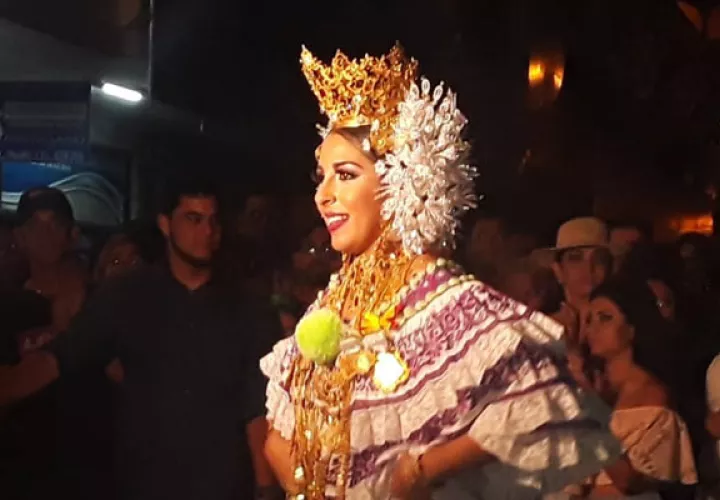 La reina de Calle Abajo de Las Tablas, Thalía Mabel Villalaz, junto a su tuna se enfrentó a la soberana de Calle Arriba. Foto/Thays Domínguez
