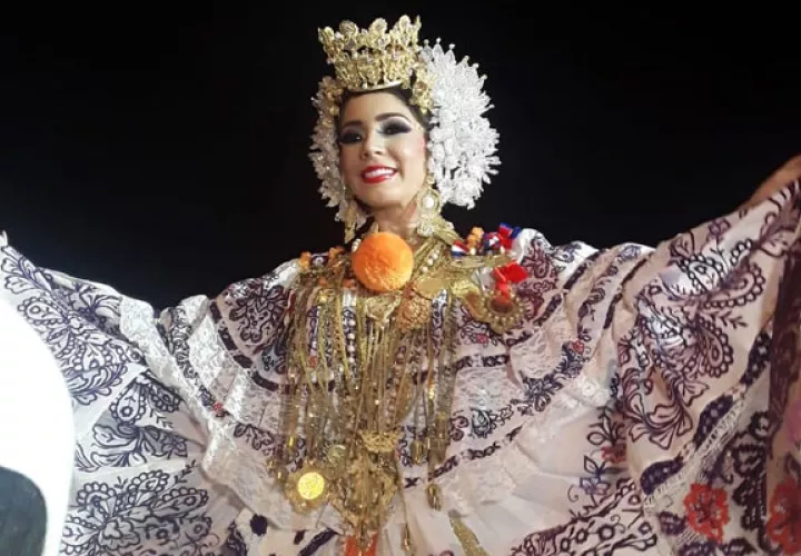 La reina de Calle Arriba de Las Tablas, Marianelis Vargas, junto a sus seguidores hicieron respondieron a todas las pullas de la tuna contraria. Foto/Thays Domínguez