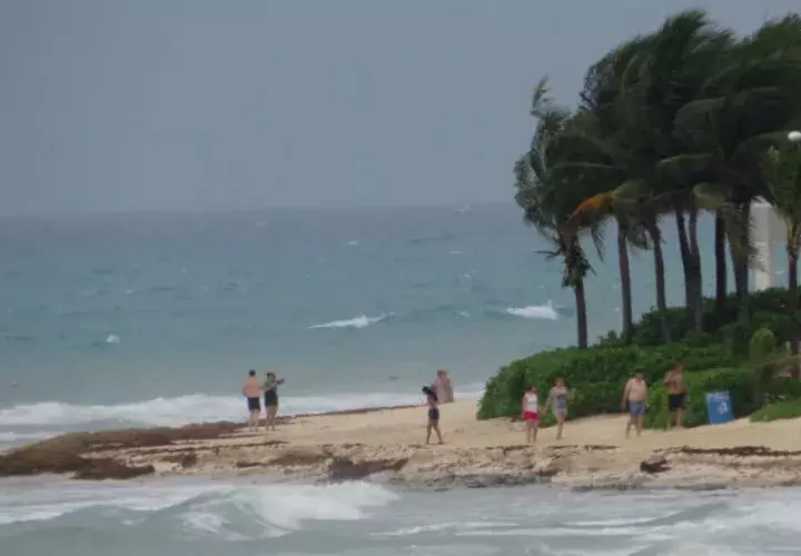 Y aunque no hay advertencias ni avisos a territorios poblados, el NHC indica que la península de Yucatán, el oeste de Cuba y la costa norte del Golfo de México deben monitorear el progreso de este sistema.