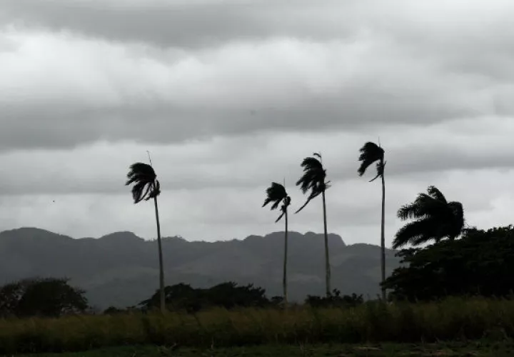Se espera que hoy mismo empiece a moverse hacia el norte-noroeste y que lunes haga un "giro brusco" hacia el noreste.