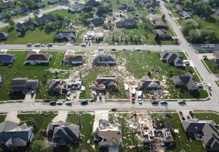 Toma aérea muestra casas dañadas y escombros que marcan el camino de un tornado en Celina, Ohio. FOTO/AP