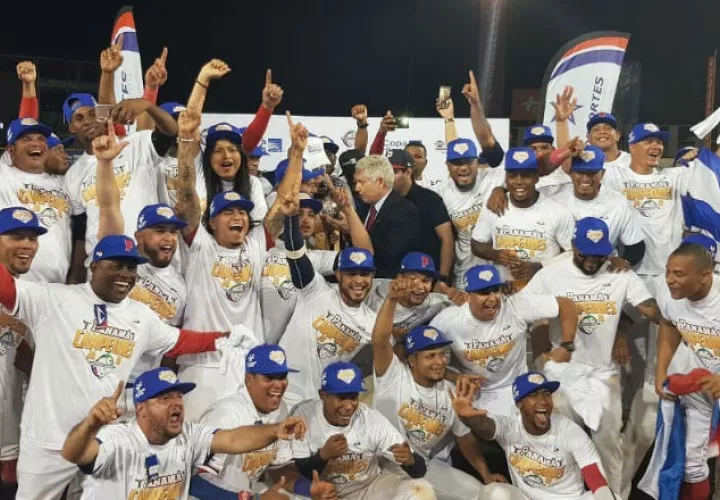 Los Toros de Herrera celebran el título ganado en el Rod Carew. Foto Caribe Béisbol