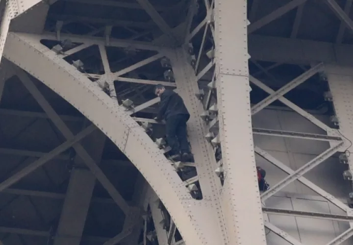 Se desconoce de inmediato cómo es que la persona logró evadir el estricto sistema de seguridad de la Torre Eiffel. FOTO/EFE