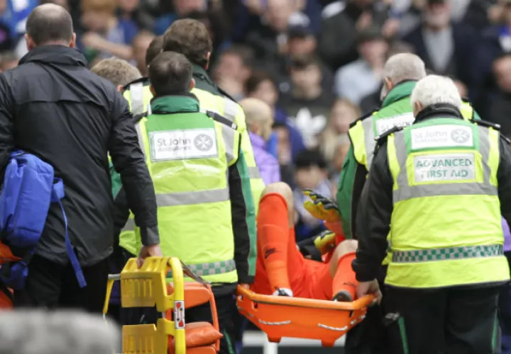 Hugo Lloris fue sacado en camilla del campo. Foto AP