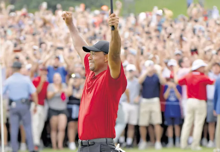 Tiger Woods festeja su triunfo, vuelve a obtener un título de la PGA, luego de 5 años. /Foto AP