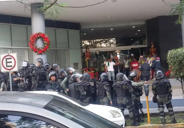 Los antimotines de la Policía Nacional llegaron para mantener el orden.
