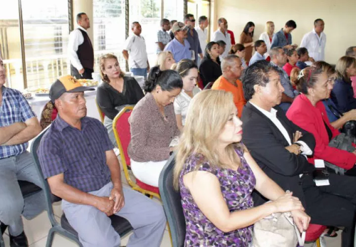 Los trabajadores indican que el salario debe cubrir las necesidades básicas de la población.