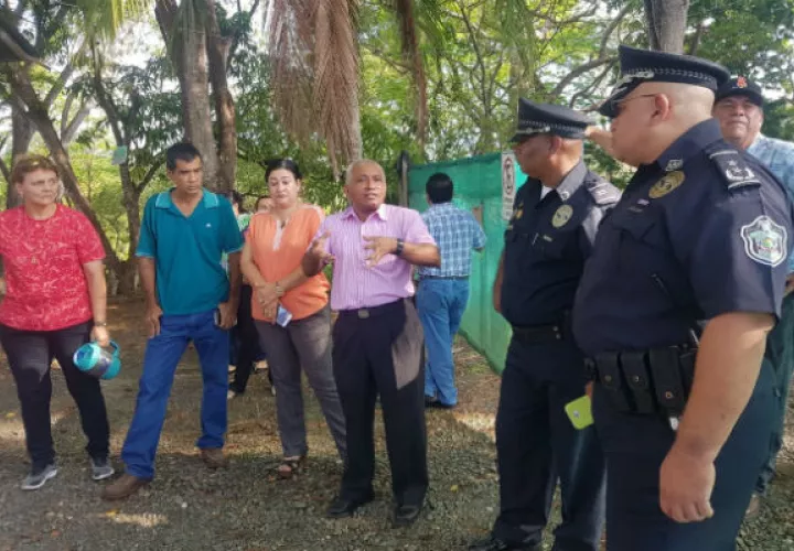 Unidades de la Policía Nacional se apersonaron al plantel. Foto: Thays Domínguez. 