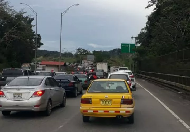 Descomunal tranque en la vía Centenario. Foto: @TraficoCPanama