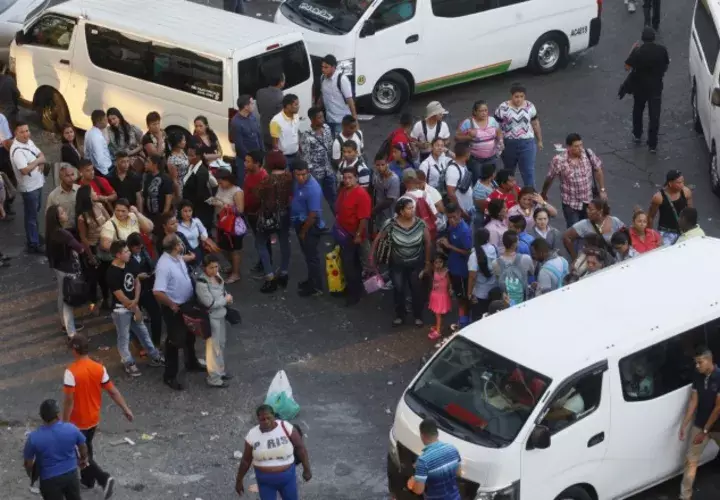 Para los usuarios, el mal servicio de los "piratas" es necesario para cumplir con sus horarios laborales.