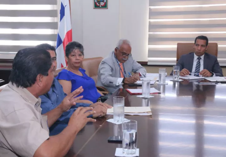 Reunión entre el ministro de Gobierno Carlos Romero y transportistas. 
