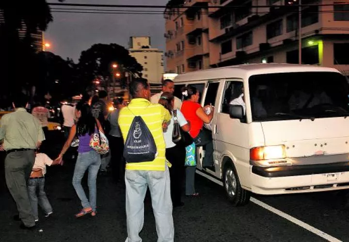 Los conductores del transporte "pirata" no descartan cierre de calles como acción de protesta. 